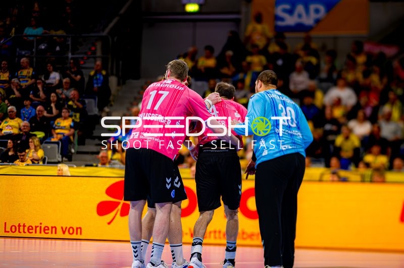 Spieler feiern gemeinsam