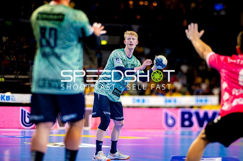 Spieler passt den Ball