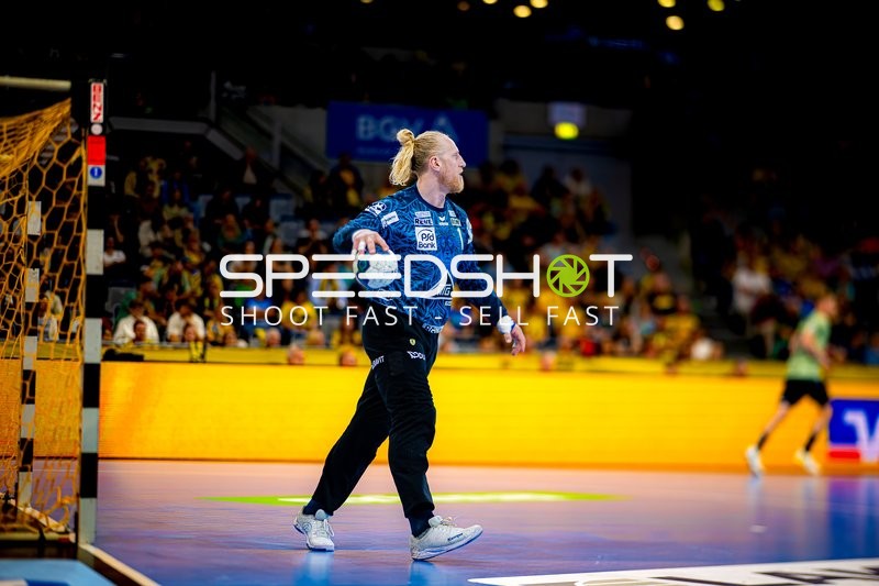 Torwart wirft aufs Tor