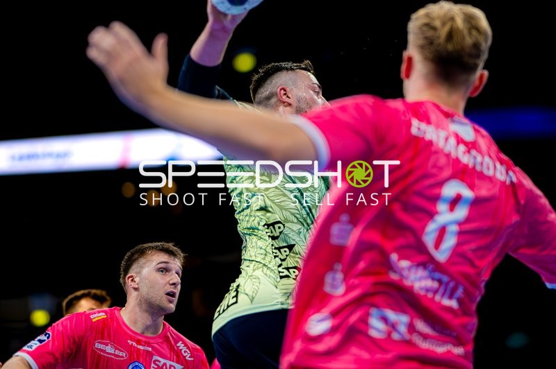 Spieler Nico Schöttle (8; TVB 1898 Stuttgart) passt den Ball