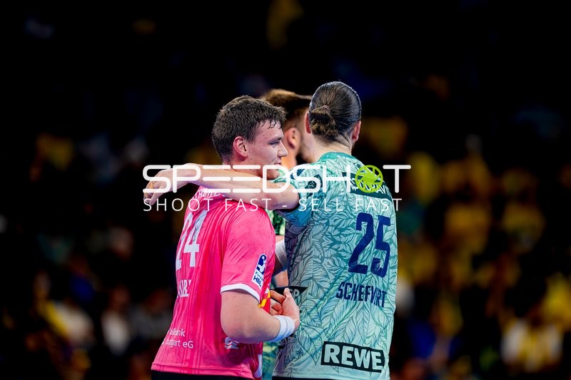 Spieler feiern gemeinsam den Sieg