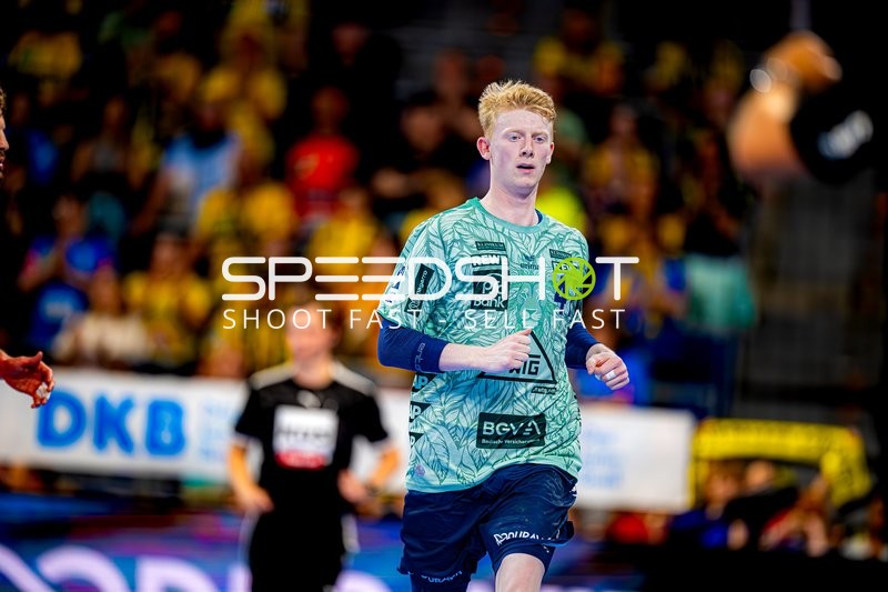 Spieler läuft auf dem Feld