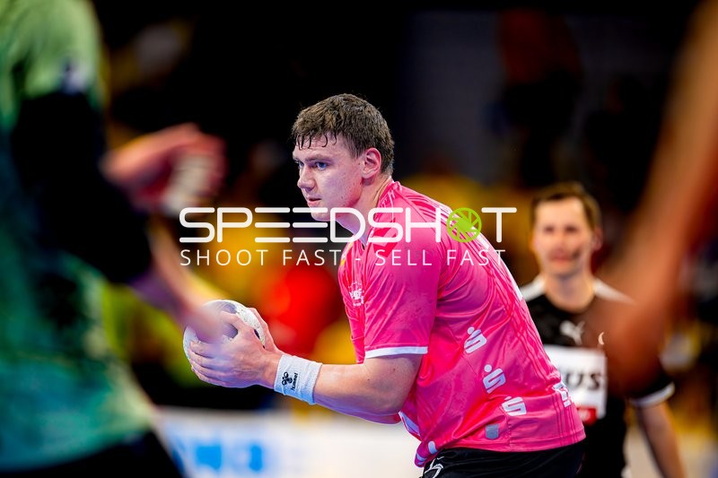 Spieler passt den Ball