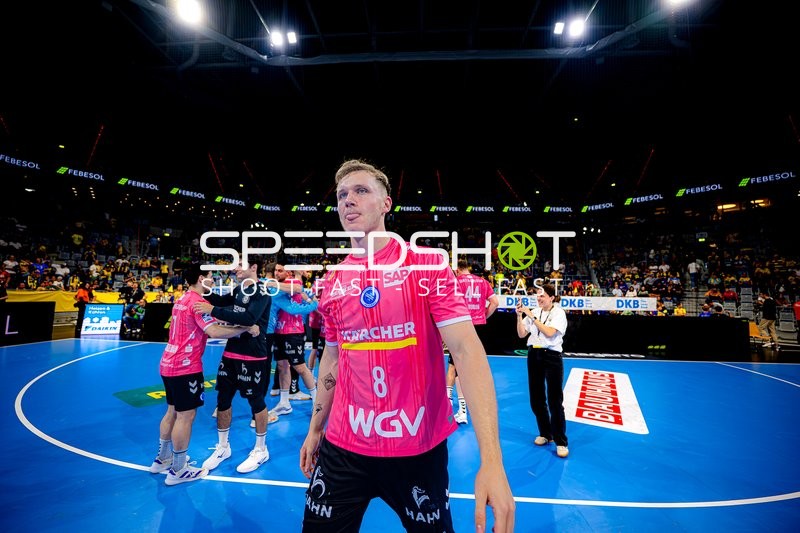 Spieler wartet am Spielfeldrand