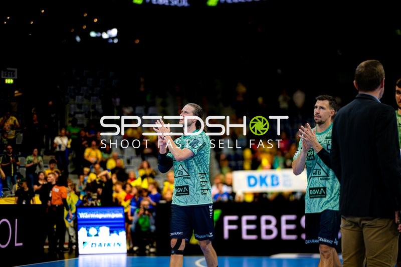 Spieler feiern gemeinsamen Sieg