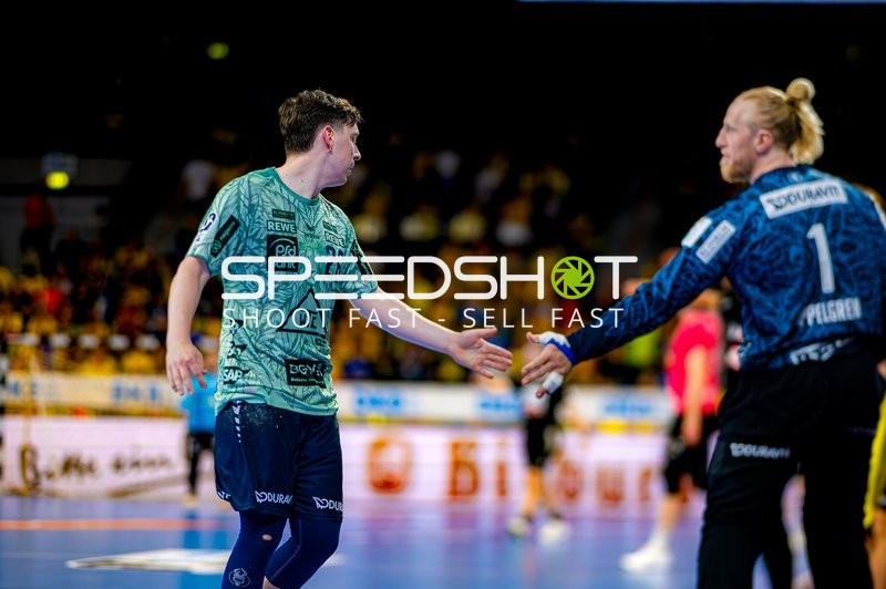 Pass zwischen Torwart und Spieler