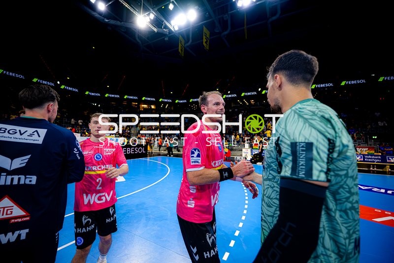 Nico Bacani (2, TVB 1898 Stuttgart) und Gianfranco Pribetic (9, TVB 1898 Stuttgart) begrüßen sich