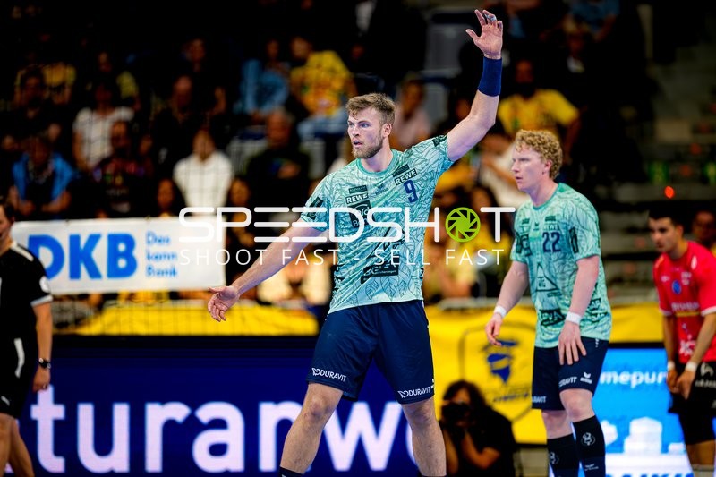 Verteidigung von Steven Plucnar Jacobsen (9; Rhein Neckar Löwen)