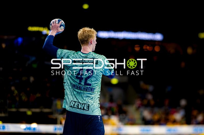 Wurf auf das Tor durch Spieler Nr. 42