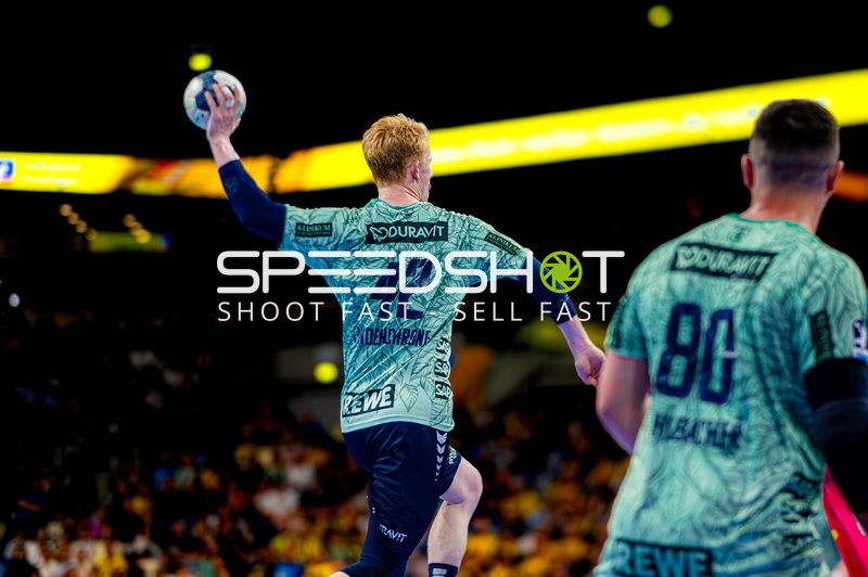 Wurf auf das Tor von Jon Lindenchrone Andersen (42; Rhein Neckar Löwen)