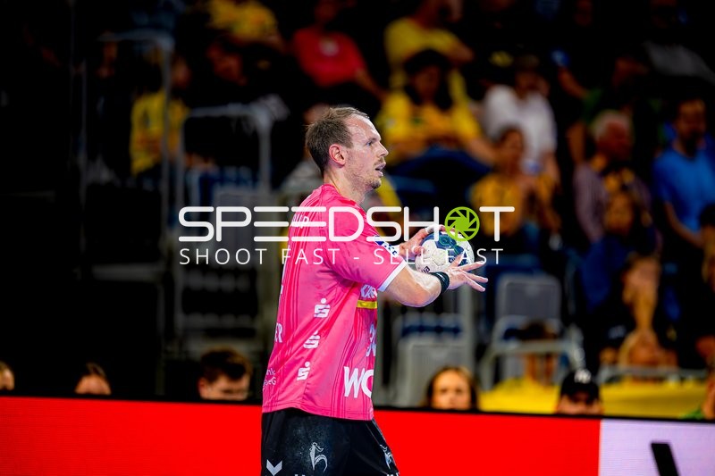 Spieler passt den Ball