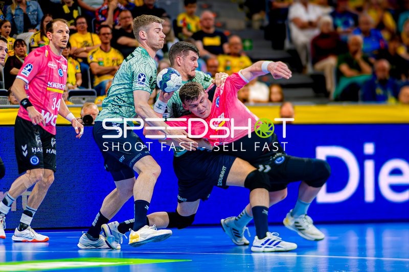 Blockende Abwehraktion bei TVB Stuttgart