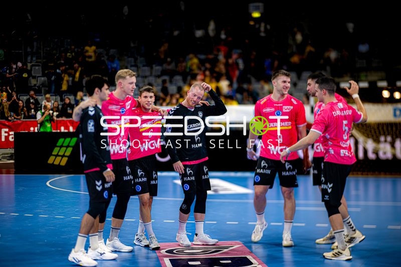 Spieler in pinkem Trikot feiern