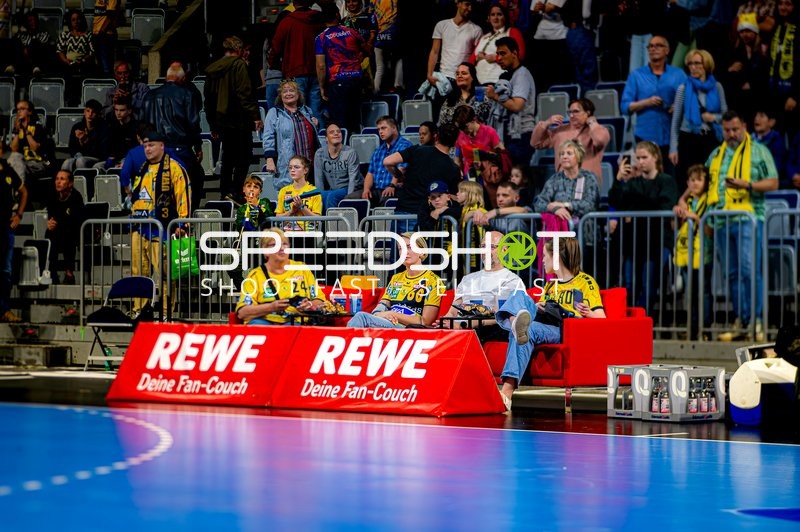 Team feiert Sieg vor Fans