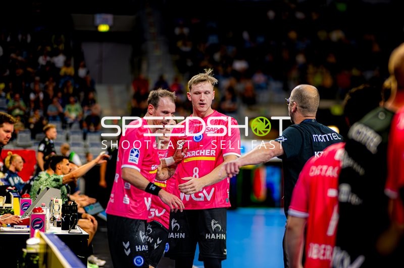 Spieler Nico Schöttle (8; TVB 1898 Stuttgart) passt den Ball