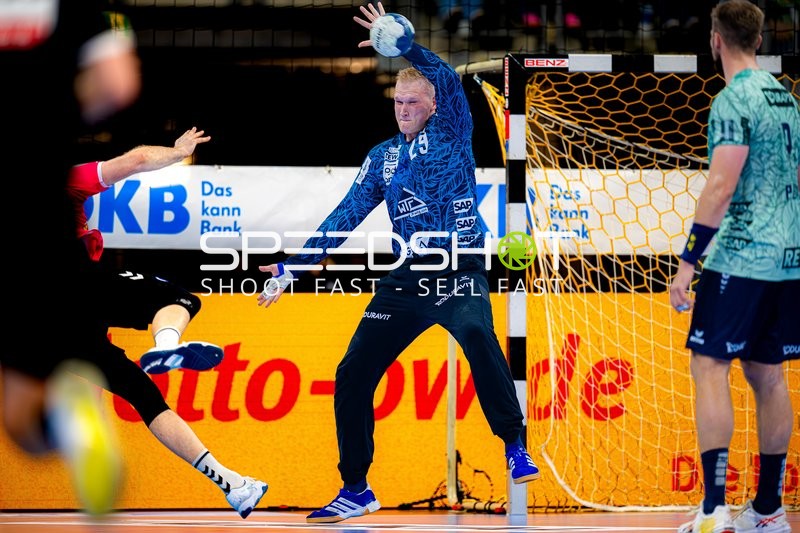 Torwart pariert Wurf