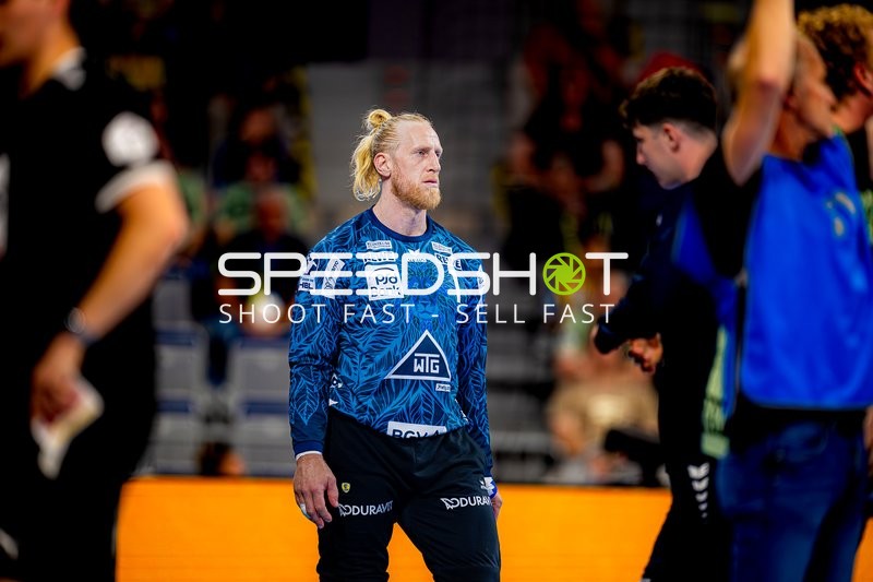 Torwart fokussiert im Einsatz