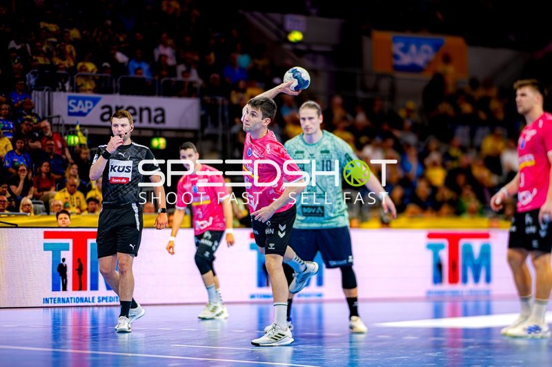 Wurf auf das Tor von Daniel Fernandez (6; TVB 1898 Stuttgart)