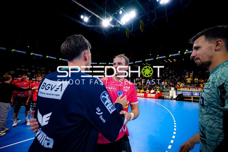 Spieler begrüßen sich auf dem Spielfeld