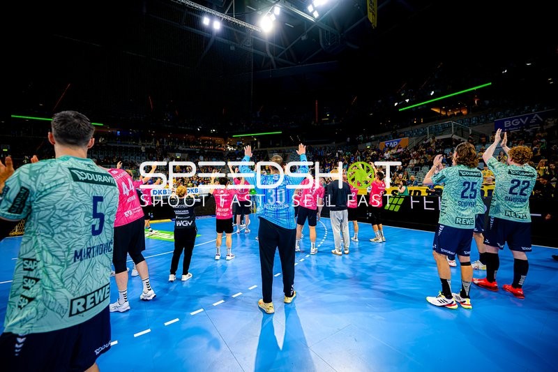 Teams feiern gemeinsamen Sieg