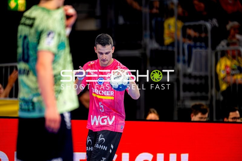 Spieler passt den Ball