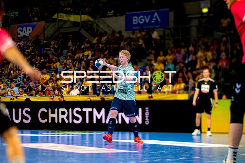 Gustav Davidsson passt den Ball