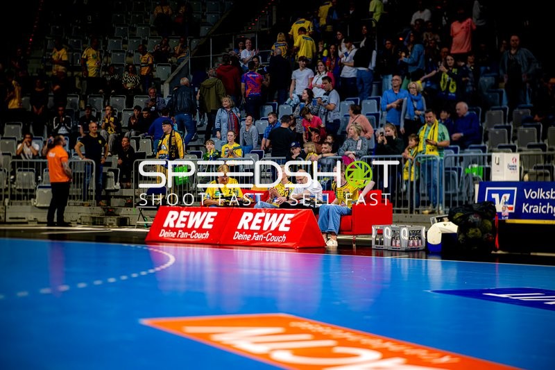 Team feiert Sieg vor Fans