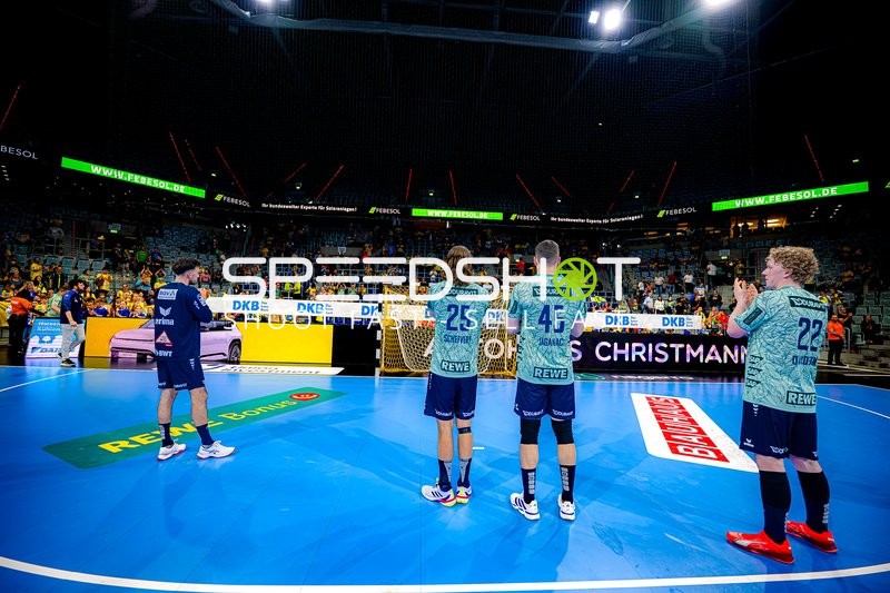 Spieler feiern vor Fans