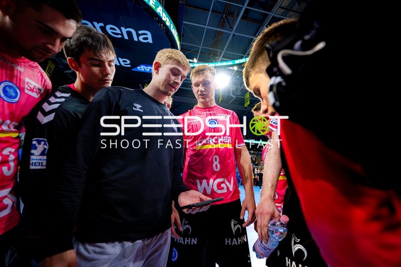 Spieler zeigen das Spielgerät