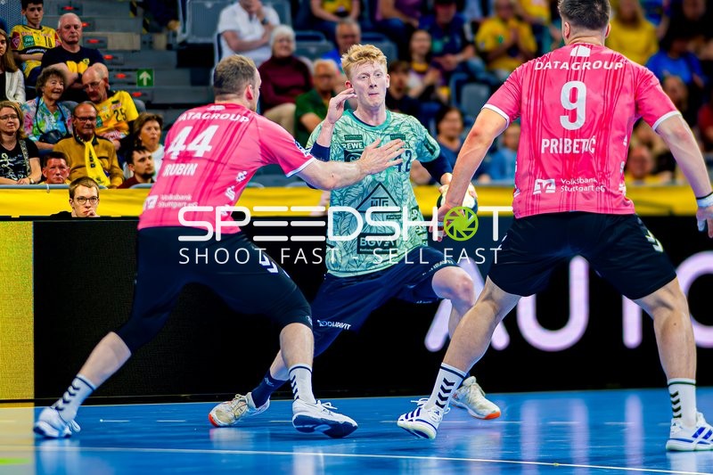 Ballkontrolle durch Spieler Jon Lindenchrone Andersen (42; Rhein Neckar Löwen)