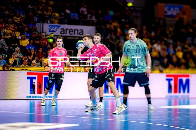 Spieler passt den Ball