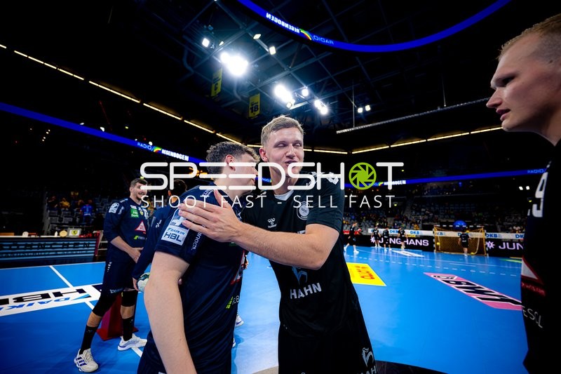 Spieler feiern Sieg gemeinsam