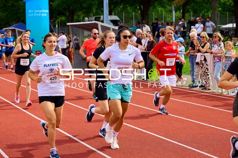 Läufer mit Nummern 420, 421, 460, 557