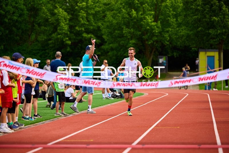 TVE Sommerlauf Edingen 2025: Läufer mit Startnummer 513 erreicht das Ziel
