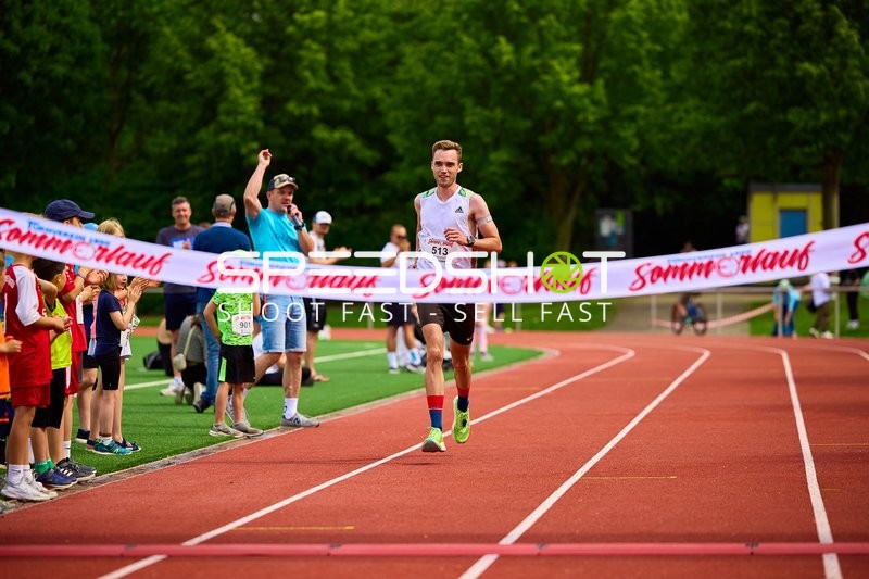 TVE Sommerlauf Edingen 2025: Läufer mit Startnummer 513 erreicht das Zielband