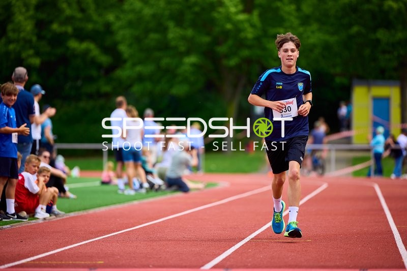 TVE Sommerlauf Edingen 2025: Läufer mit Startnummer 530 in Aktion