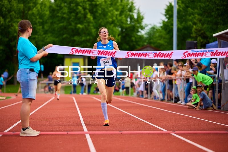 Läuferin {null_542} im Ziel