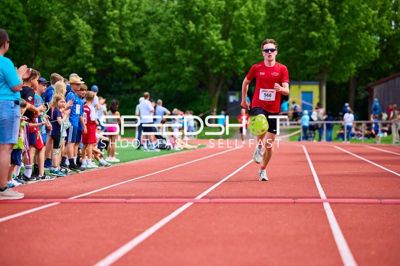 Läufer mit Startnummer 566