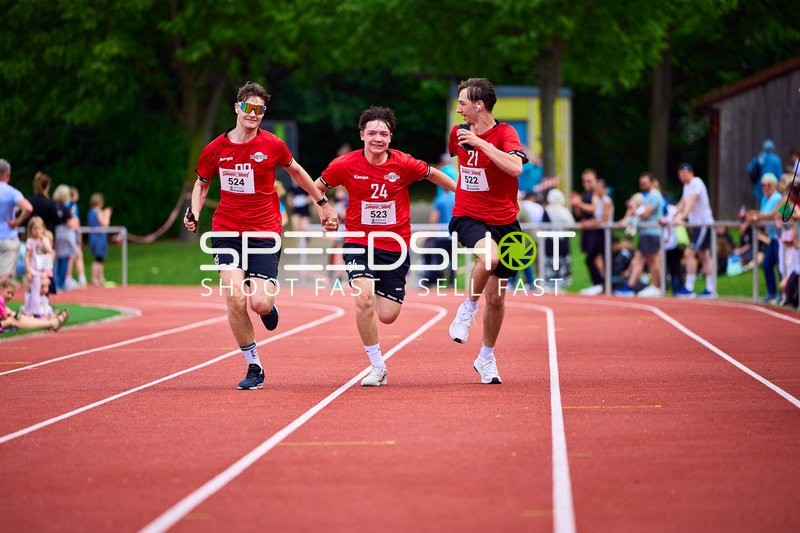 TVE Sommerlauf Edingen 2025: Läufer mit den Startnummern 522, 523 und 524 laufen gemeinsam ins Ziel am TVE Sportzentrum in Edingen.