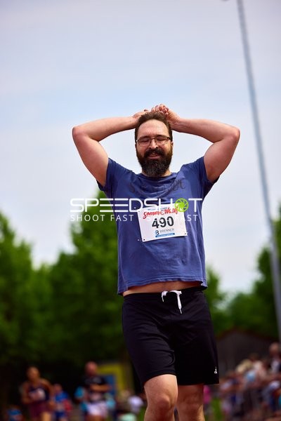 Läufer mit Startnummer 490 entspannt