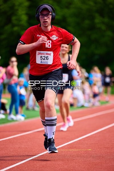 TVE Sommerlauf Edingen 2025: Läufer mit Startnummer 526 in Aktion am TVE Sportzentrum.