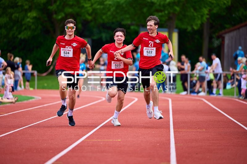 TVE Sommerlauf Edingen 2025: Läufer mit den Startnummern 522, 523 und 524 laufen gemeinsam ins Ziel.