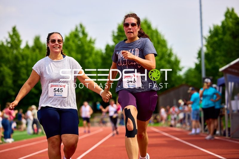 TVE Sommerlauf Edingen 2025: Läuferinnen laufen gemeinsam ins Ziel