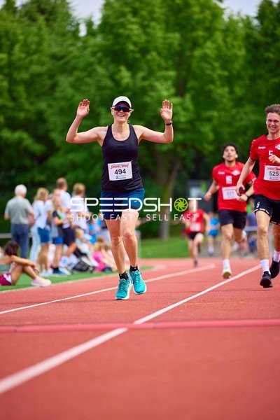 TVE Sommerlauf Edingen 2025: Läuferin mit Startnummer 494 in Aktion