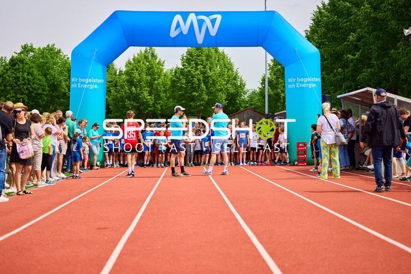TVE Sommerlauf Edingen 2025: Vorbereitung am Startbogen im TVE Sportzentrum