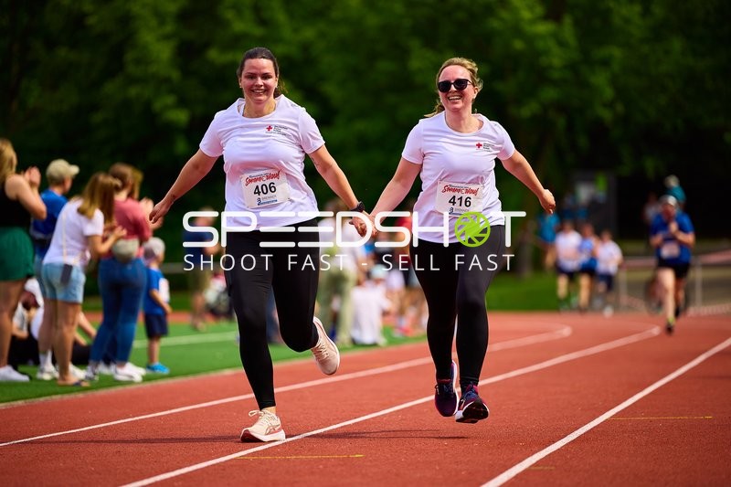 TVE Sommerlauf Edingen 2025: Läuferinnen laufen gemeinsam Hand in Hand ins Ziel