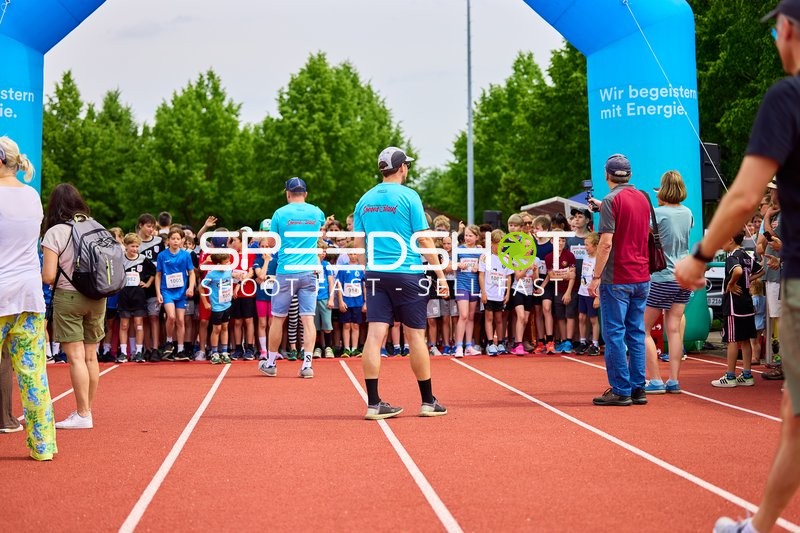 TVE Sommerlauf Edingen 2025: Vorbereitung am Startbereich im TVE Sportzentrum