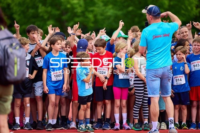 TVE Sommerlauf Edingen 2025: Läufer sammeln sich am Startbereich im TVE Sportzentrum