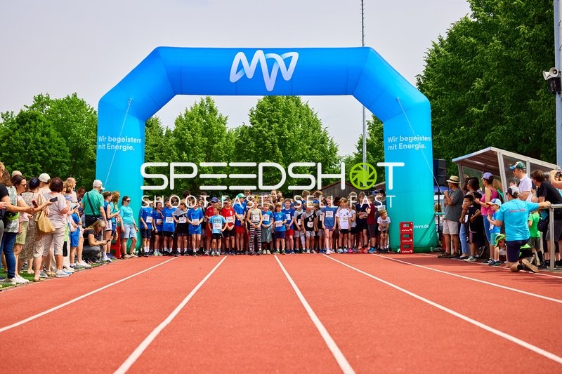 TVE Sommerlauf Edingen 2025: Läufer stehen am Startbogen bereit im TVE Sportzentrum