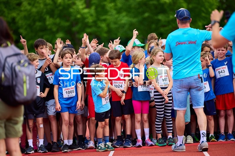 TVE Sommerlauf Edingen 2025: Vorbereitung der Teilnehmer am Startbereich im TVE Sportzentrum in Edingen.